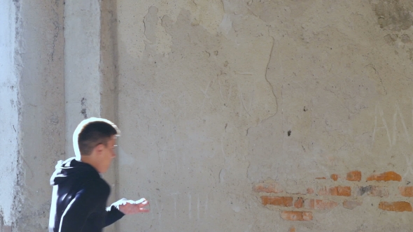 A Free Runner Back Flips Off a Wall alt