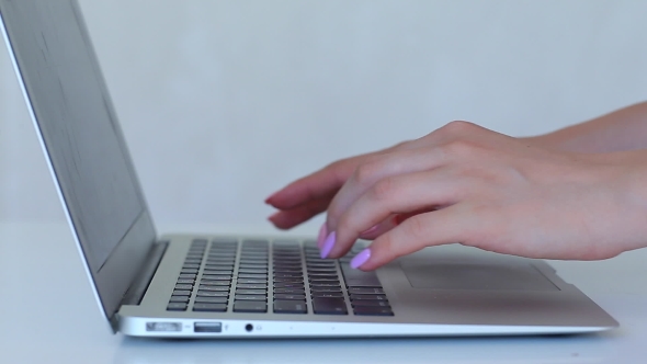 Hand Girl Female Use Press Tauchpad Laptop Keyboard White