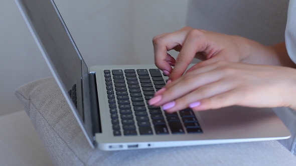 Hand Girl Female Use Press Tauchpad Laptop Keyboard White