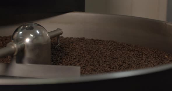 Coffee beans roasting machine