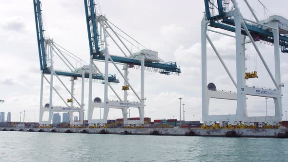 Cranes for containers in the port alt