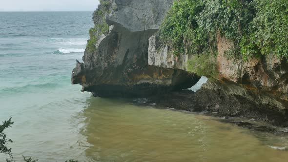 Green Cliffs and Indian Ocean Waves on Blue Point Suluban Beach Bali   Handheld alt