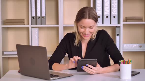 Entrepreneur Use Gadget Have Fun at Workspace alt