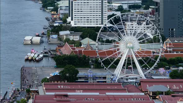 Time lapse of aerial view of the ferris wheel, Asiatique The Riverfront in Bangkok, Thailand. alt