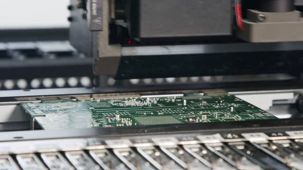 SMT machine places resistors, capacitors, transistors on circuit boards at high speed alt