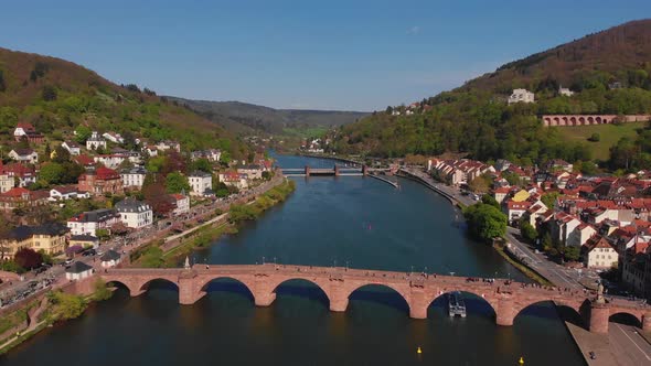 Pedestrian bridge over the river. Beautiful top view of the Heidelberg castle. alt