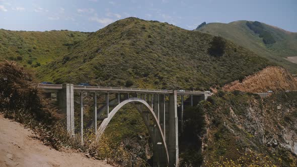 Atmospheric Scenic Wide Shot of Car Traffic on Iconic Bixby Canyon Bridge, Highway One in Famous Big alt