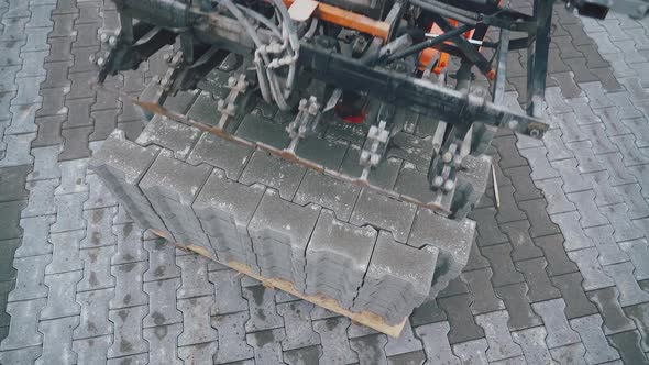 Operation of the machine for automatic installation of paving