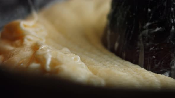 Bake the Dough for the Cake in the Form of Baking alt