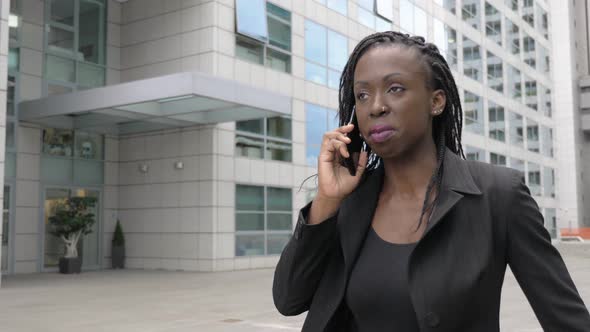 black Business Woman Walk in the City, Using Smartphone On The Go alt