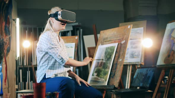 Blond Lady is Learning How to Paint Using VRglasses alt