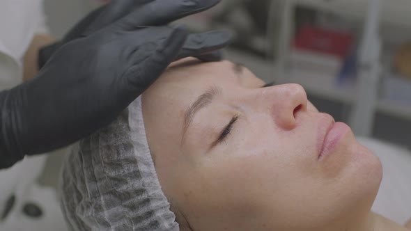 Closeup of a Young Woman in a Beauty Salon on a Cosmetic Procedure alt