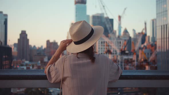 Young tourist with a hat on the roof in New York alt