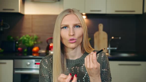 Young Vlogger Talking About Eyeliner alt