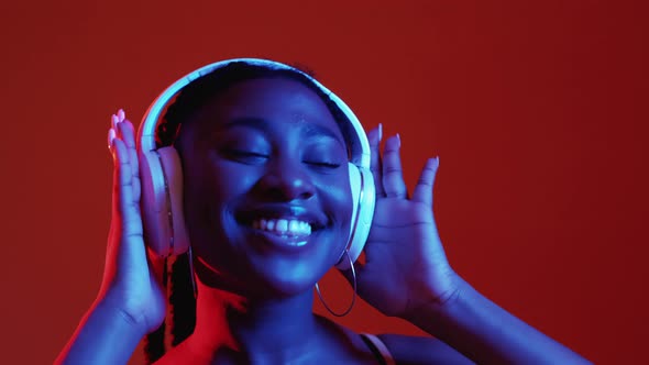 Best Music Happy Black Woman Enjoying Stereo Sound alt