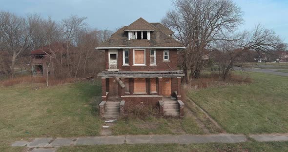 Drone view of dilapidated house in a Detroit neighborhood. This video was filmed in 4k for best imag alt