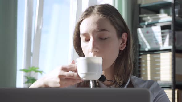 Coffee Break in the Office alt