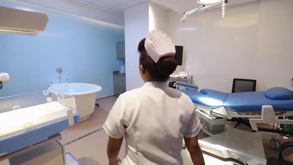 Nurse Water Birthing Room alt