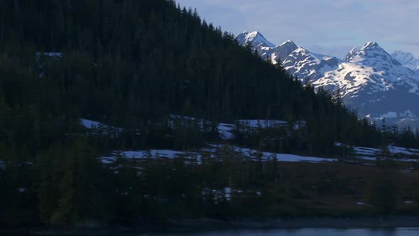 Alaska mountains and lake alt