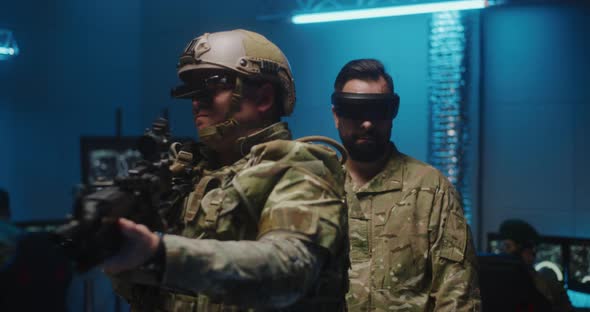Soldiers Using VR Technology alt