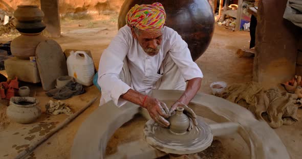 Indian Potter at Work: Throwing the Potter's Wheel and Shaping Ceramic Vessel and Clay Ware: Pot alt