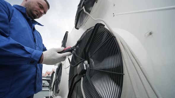 Testing with an anemometer of an axial fan of the condensing unit