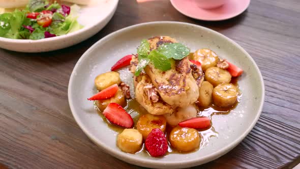 Sweet Toasted Bread with Berries and Fruits alt