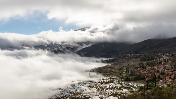 Time lapse of the morning fog at the terraced rice fields in Yuanyang China alt