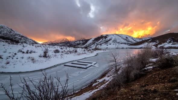 Panning sunset time lapse over Deer Creek Reservoir in Utah alt