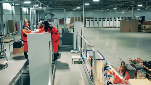 Factory Staff Members Are Fabricating Refrigerators alt