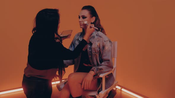 Retro Fashion Model gets Make Up alt