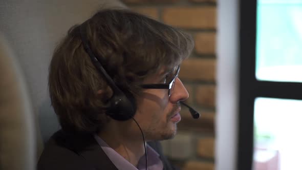 Call-Center Worker alt