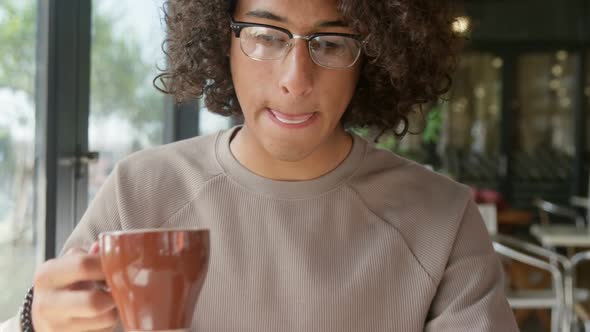 Man having coffee alt