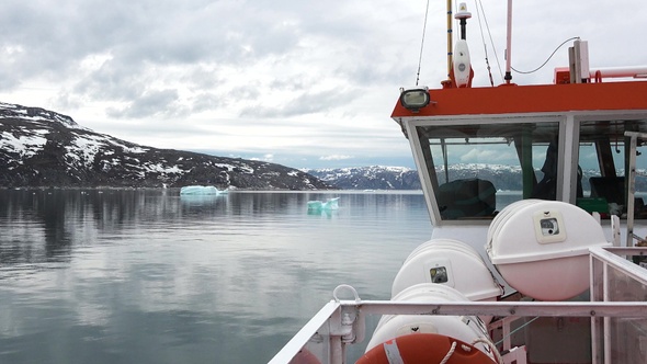 Environment. Cruise ship surrounded by icebergs and ice. Aerial view. Arctica. Greenland, Disco bay. alt