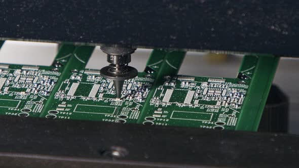 SMT machine places resistors, capacitors, transistors on circuit boards at high speed alt