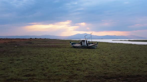 Abandoned boat on the shore. alt