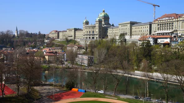 Wide shot of beautiful Federal Palace Building in Bern during sunny day and blue sky in backdrop - B alt