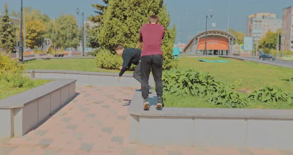 Guys Do Parkour in the Park alt