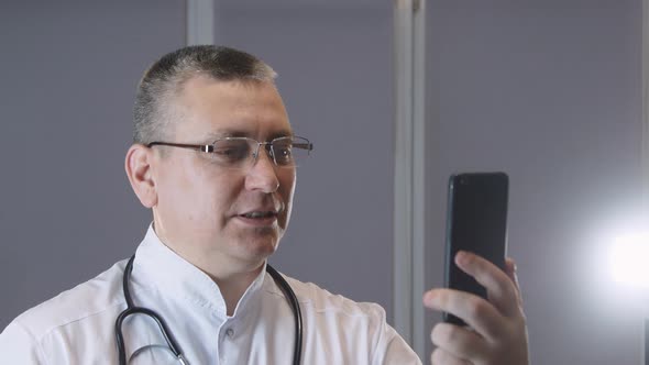 Online consultation of the patient causes a violent hysterical reaction of the doctor. hysterical la alt