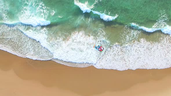 PRAIA DA GUINCHO BEACH, PORTUGAL - MAY 23, 2017: People kitesurfing at popular blue flag Guincho bea alt