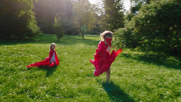 In a Sunny Day in the Middle of the Park Two Cute alt