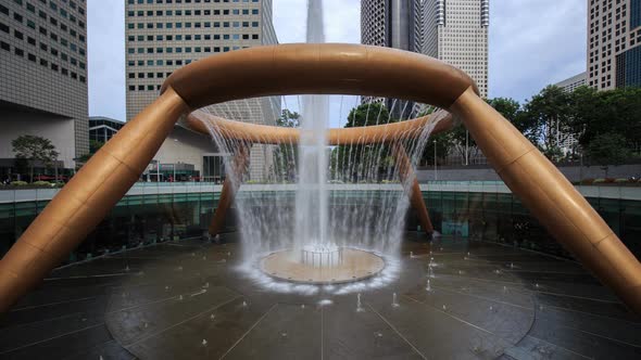Time-lapse of the Fountain of Wealth, it is the famous place in Suntec City, Singapore alt