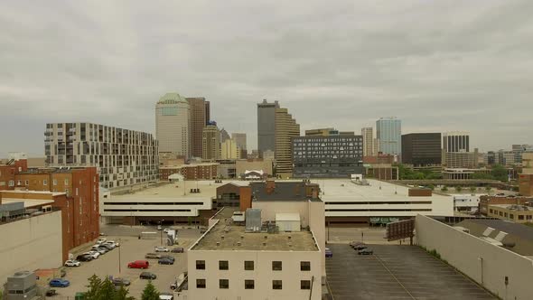 Rising drone shot of the Columbus Ohio Skyline and the John F. Wolfe Columbus Commons alt
