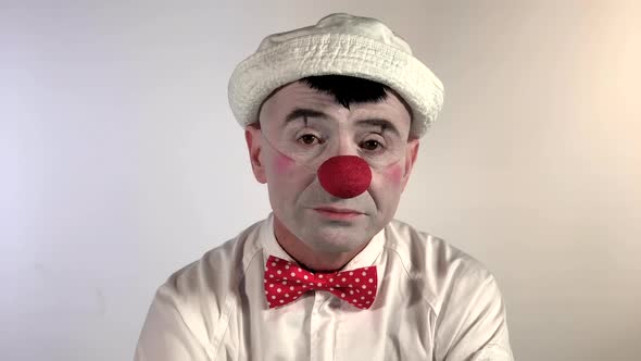 Emoji Clown. A clown mime with different faces and reactions, expressionless, neutral, and confused. alt