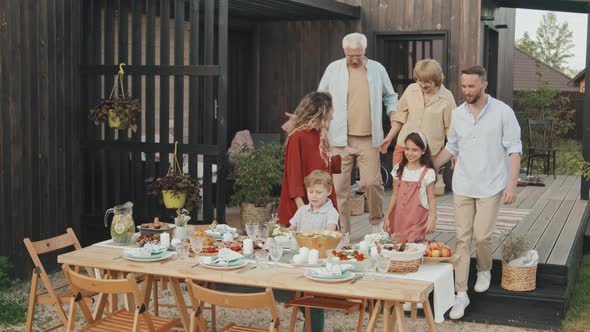 Big Family Coming to Table alt