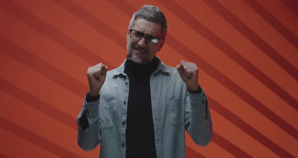 Angry Man Talking To Camera alt