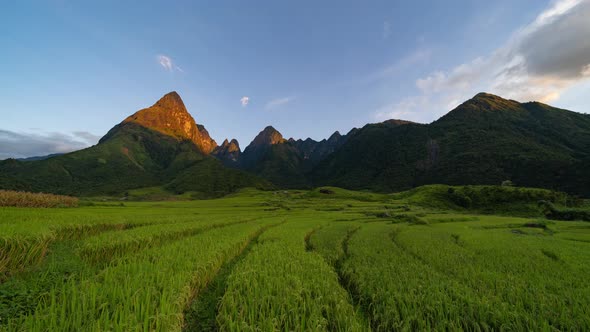 Time lapse of Fansipan mountain hills valley with paddy rice terraces in Sapa, Vietnam. alt