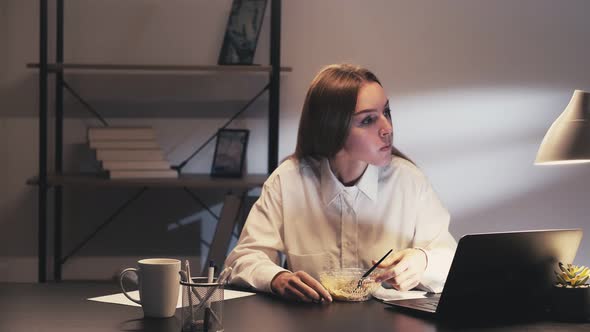 Quick Meal at Workplace Stop Eating alt