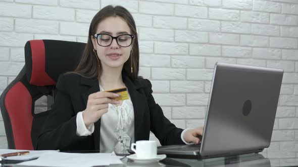 Girl with a gadget and a credit card.  alt