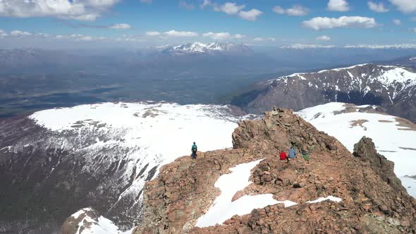 Aerial orbital of a group of people resting and enjoyig the view at the top of Perito Moreno Hill, E alt